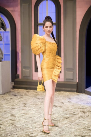 Mỹ nhân showbiz Việt Ngọc Trinh cũng có thiết kế túi Jacquemus màu vàng bé tí giống của Rihanna