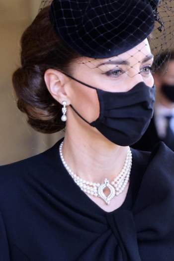 Bóc tách trang phục của Kate Middleton trong tang lễ Hoàng tế Philip để thấy cô được lòng Nữ hoàng Anh như thế nào - Ảnh 4.