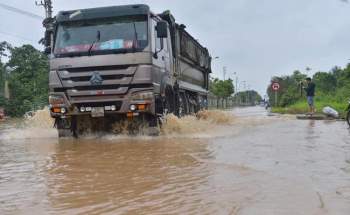 Do mưa lớn khiến một số tuyến đường của Thủ đô Hà Nội ngập úng nghiêm trọng. - Ảnh 1.