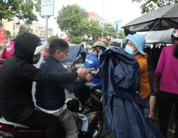 Sài Gòn chiều cuối năm trời đổ mưa: Những vòng xe quay vội ngày sát Tết - ảnh 9