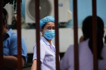 Phong tỏa Bệnh viện Tân Phú, giữa trưa nắng người nhà tiếp tế đồ cho người thân - ảnh 6