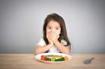 Nếu trẻ có 4 biểu hiện bất thường này chứng tỏ việc tích tụ thức ăn trong cơ thể quá nhiều - Ảnh 1.
