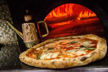 Nghệ thuật làm bánh pizza ở Italy truyền cảm hứng ẩm thực cho người Nhật Bản - Ảnh 3.