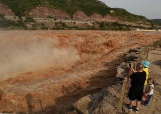 Mùa lũ về cuồn cuộn ở thác nước màu vàng lớn nhất thế giới tại Trung Quốc, du khách kéo nhau đến chụp ảnh lưu niệm - Ảnh 5.