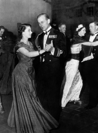Họ cùng khiêu vũ trong một buổi tiệc do Hải quân Hoàng gia tổ chức vào năm 1950.