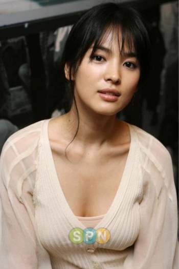 Bỏng mắt với số lần hở bạo của Song Hye Kyo: Mặc váy khoét ngực sâu hoắm, vòng 1 bị o ép như chực trào ra - Ảnh 7.