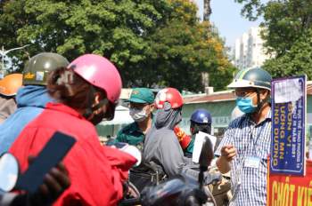 TP.HCM: Người dân ngỡ ngàng vì phải khai báo y tế online ở chốt kiểm soát dịch quận Gò Vấp - Ảnh 2.