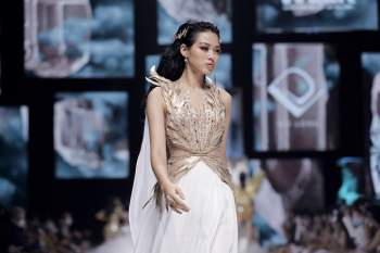 Đỗ Mỹ Linh cùng top 3 Hoa hậu Việt Nam 2020 làm “chao đảo” sàn Catwalk mang phong cách thần vệ nữ Hy Lạp - Ảnh 11.