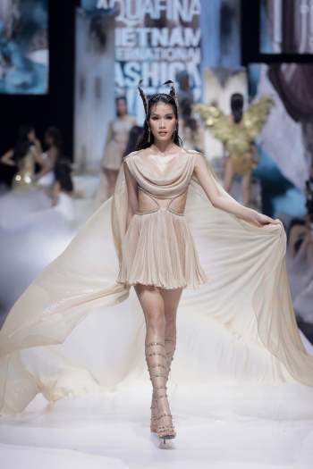 Đỗ Mỹ Linh cùng top 3 Hoa hậu Việt Nam 2020 làm “chao đảo” sàn Catwalk mang phong cách thần vệ nữ Hy Lạp - Ảnh 10.