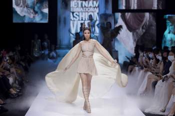 Đỗ Mỹ Linh cùng top 3 Hoa hậu Việt Nam 2020 làm “chao đảo” sàn Catwalk mang phong cách thần vệ nữ Hy Lạp - Ảnh 9.
