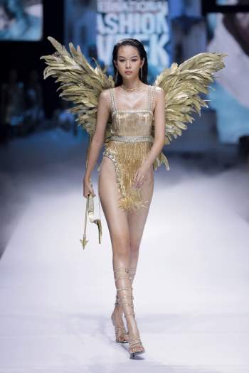 Đỗ Mỹ Linh cùng top 3 Hoa hậu Việt Nam 2020 làm “chao đảo” sàn Catwalk mang phong cách thần vệ nữ Hy Lạp - Ảnh 8.