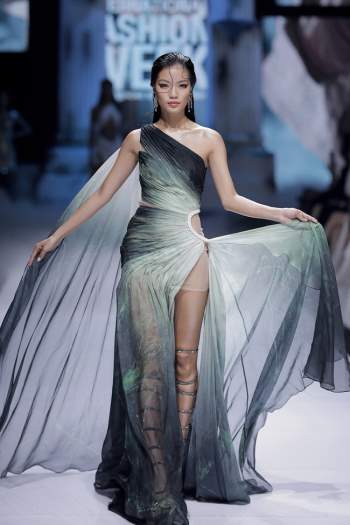 Đỗ Mỹ Linh cùng top 3 Hoa hậu Việt Nam 2020 làm “chao đảo” sàn Catwalk mang phong cách thần vệ nữ Hy Lạp - Ảnh 6.