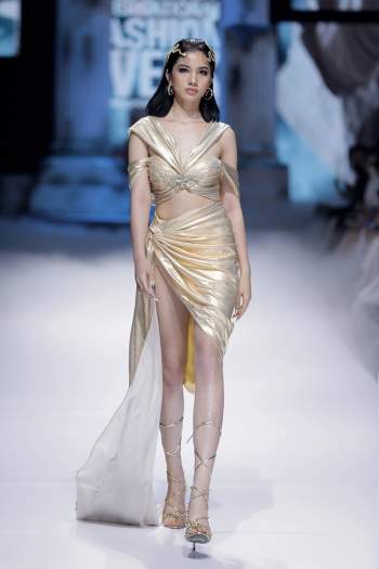 Đỗ Mỹ Linh cùng top 3 Hoa hậu Việt Nam 2020 làm “chao đảo” sàn Catwalk mang phong cách thần vệ nữ Hy Lạp - Ảnh 5.