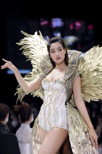 Đỗ Mỹ Linh cùng top 3 Hoa hậu Việt Nam 2020 làm “chao đảo” sàn Catwalk mang phong cách thần vệ nữ Hy Lạp - Ảnh 1.