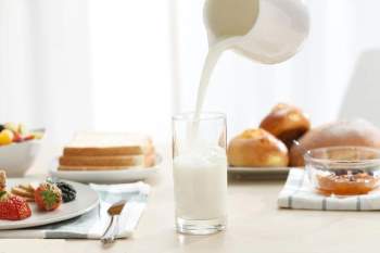 Uống sữa cũng phải đúng cách, uống sữa theo 4 kiểu này vừa không có dinh dưỡng vừa gây hại sức khỏe - Ảnh 1.