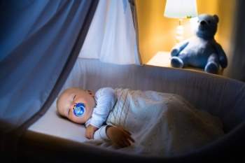 Méc nhỏ các cha mẹ mẹo chọn đèn ngủ để con vừa ngủ ngon vừa không bị dậy thì sớm - Ảnh 1.