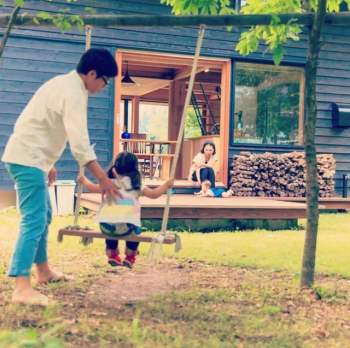 Từ thành phố chuyển về nông thôn ở nhà gỗ, gia đình Nhật Bản biến cuộc sống bình thường trở thành thiên đường! - Ảnh 2.