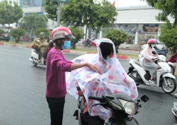 Sài Gòn chiều cuối năm trời đổ mưa: Những vòng xe quay vội ngày sát Tết - ảnh 10