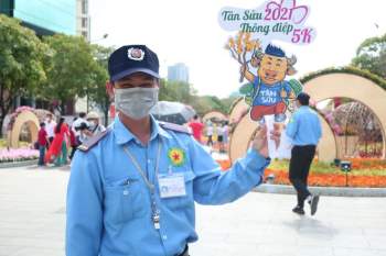 Người Sài Gòn đi đường hoa Nguyễn Huệ: Có người kéo khẩu trang xuống chụp ảnh rồi kéo lên - ảnh 5