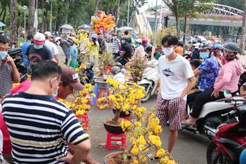Chợ hoa Tết Sài Gòn ngày 30 Tết: Người bán buồn thiu chở hoa về… - ảnh 5