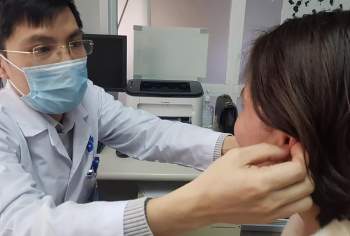Bác sĩ Nguyễn Hữu Quang khám cho bệnh nhân. Ảnh: T.H
