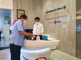Unilever đồng hành cùng cảng hàng không Quốc tế Tân Sơn Nhất và công ty Sasco phòng dịch cho hành khách - Ảnh 2.