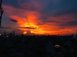Dân mạng rần rần chia sẻ bầu trời hoàng hôn ở Sài Gòn có hình ảnh tuyệt đẹp giống như phượng hoàng - Ảnh 2.