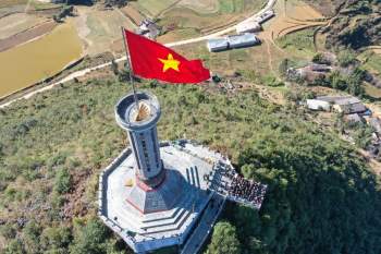 Cột cờ Lũng Cú là địa điểm thu hút du khách check-in khi đến Hà Giang. Theo trang thông tin Biên phòng Việt Nam, công trình thiêng liêng nơi điểm cực Bắc đất nước này có lịch sử rất lâu đời, trải qua nhiều lần phục dựng, tôn tạo. Cột cờ hiện tại cao hơn 30 m, kiểu dáng bát giác, trang trí trống đồng Đông Sơn, trên đỉnh là quốc kỳ diện tích 54 m2. Ảnh: Duy Hiệu.