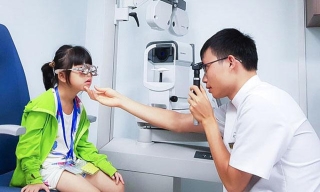 70% trẻ bị lác có kèm theo các tật khúc xạ do không được chỉnh kính