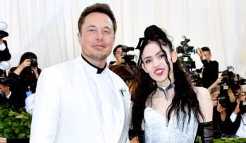 Theo Forbes, Elon Musk giữ vị trí thứ 2 trên bảng xếp hạng những tỷ phú giàu nhất thế giới. Hiện ông sở hữu khối tài sản 165,7 tỷ USD cùng 2 công ty là Tesla, SpaceX. Dù giàu có, Musk có đời sống tình cảm đầy sóng gió khi liên tục hợp tan với người vợ thứ 2. CEO Tesla đã trải qua 3 lần ly hôn trong đời. Ca sĩ Grimes là bạn gái hiện tại của ông. Cặp đôi này có con riêng từ tháng 5/2020. Ảnh: Getty.