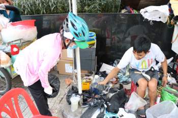 Người thợ sửa giày ở lề đường Sài Gòn: Tôi từng sửa 2 chiếc túi giá khoảng 23 nghìn USD - Ảnh 8.
