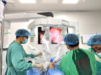 Người phụ nữ ở Hà Nội được phẫu thuật ung thư bằng phương pháp hiện đại nhất - Ảnh 1.