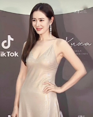 Chị đẹp Son Ye Jin từng “gây bão” tại thảm đỏ Baeksang 2020 vừa qua với cây đồ đẹp đến từng milimet đặc biệt là đôi bông tai to tòng teng của cô có giá trị không hề rẻ
