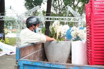 Chợ hoa Tết Sài Gòn ngày 30 Tết: Người bán buồn thiu chở hoa về… - ảnh 6