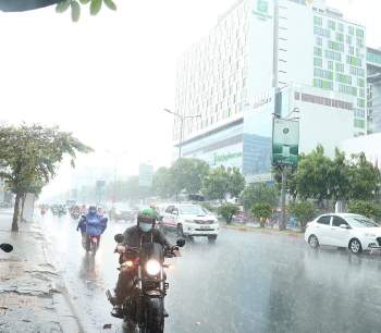 Sài Gòn chiều cuối năm trời đổ mưa: Những vòng xe quay vội ngày sát Tết - ảnh 11