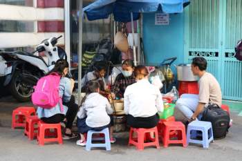 Gánh tàu hũ gần 30 năm trong hẻm Sài Gòn: Không dám nghỉ bán vì nhớ... khách - ảnh 6