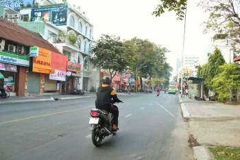 25 tháng Chạp đường phố TP.HCM thông thoáng lạ lùng: 'Sài Gòn Tết đến thật rồi!' - ảnh 6