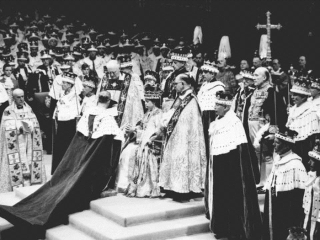 Hoàng tử Philip quỳ gối trong lễ đăng quang của Nữ hoàng vào năm 1953.