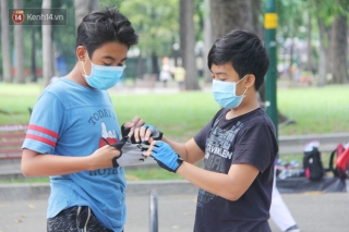 Người Sài Gòn nhắc nhau đeo khẩu trang nơi công cộng, bình tĩnh lên mạng đọc thông tin chính thống khi có ca nhiễm mới - Ảnh 14.