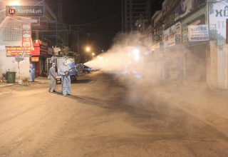 Clip, ảnh: Binh chủng hóa học tiêu độc đường phố và 2 bệnh viện có ca nhiễm Covid-19 ở Đà Nẵng - Ảnh 13.