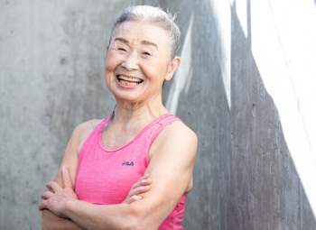 Cụ bà Nhật Bản 90 tuổi nhưng làn da vẫn căng bóng, cơ thể dẻo dai như thiếu nữ: Bí quyết trẻ lâu, sống thọ đến từ 4 kiểu ăn uống đơn giản - Ảnh 4.