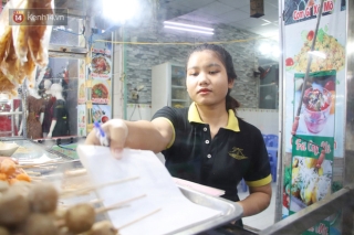 2 khu phố ẩm thực nổi tiếng ở Sài Gòn: Chỗ vắng vẻ đìu hiu, nơi tấp nập khách nhưng bán dưới 25 triệu một đêm vẫn lỗ - Ảnh 8.