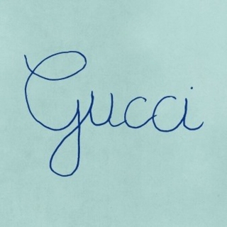 Gucci từng gây bão khi Nhà mốt dùng logo chữ viết tay nguệch ngoạc như chữ trẻ con trên nền màu xanh trơn đơn giản
