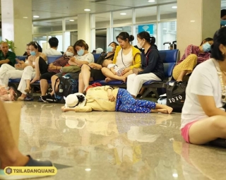 Hàng loạt chuyến bay bị delay sau khi máy bay Vietjet hạ cánh lệch đường băng, hành khách vật vờ chờ đợi ở Tân Sơn Nhất - Ảnh 10.