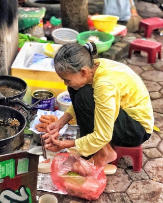 Không quán, không bàn, không bát đũa nhưng hàng nem chua rán bà cụ vẫn gắn liền với bao thế hệ người Hà Nội gần 2 thập kỷ nay - Ảnh 1.