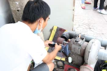 Người thợ sửa giày ở lề đường Sài Gòn: Tôi từng sửa 2 chiếc túi giá khoảng 23 nghìn USD - Ảnh 2.
