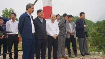 Sáng ngày 29/12, Thứ trưởng Bộ NN - PTNT Nguyễn Hoàng Hiệp cùng lãnh đạo UBND tỉnh Thanh Hóa đã có mặt tại hiện trường để kiểm tra, chỉ đạo khắc phục sự cố đứt gãy kênh. Ảnh: Minh Hải