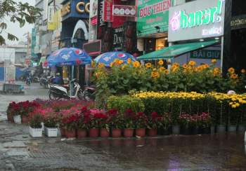 Sài Gòn chiều cuối năm trời đổ mưa: Những vòng xe quay vội ngày sát Tết - ảnh 12