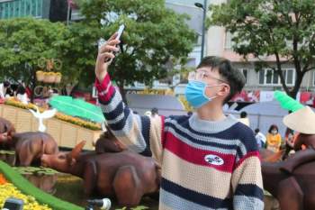 Người Sài Gòn đi đường hoa Nguyễn Huệ: Có người kéo khẩu trang xuống chụp ảnh rồi kéo lên - ảnh 7
