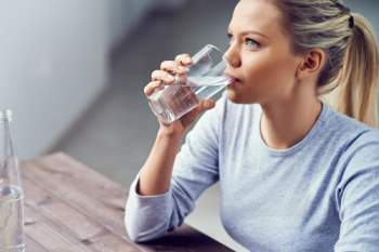 Uống nước sau khi thức dậy giúp cơ thể loại bỏ độc tố.